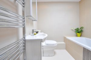 a clean bathroom used to stage a flat to sell it faster