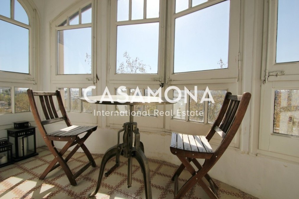 Charming Barceloneta Apartment with Port Vell Views, Natural Light & Opening Galería