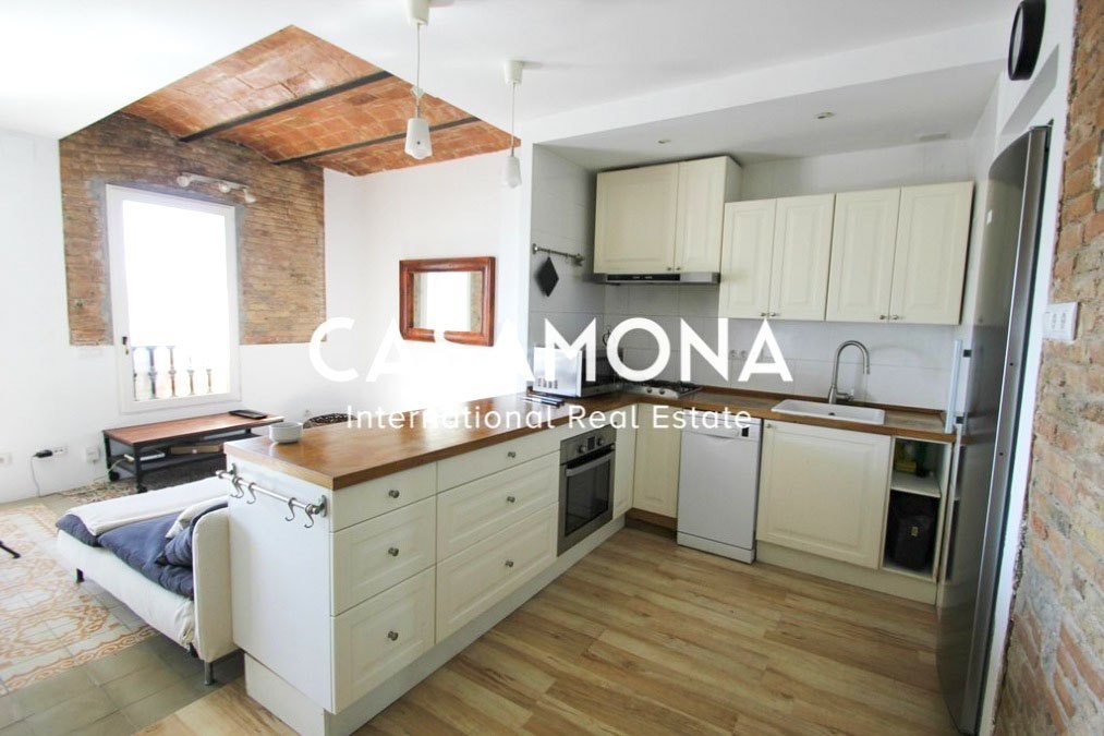 Apartament encantador a la Barceloneta amb vistes al Port Vell, llum natural i galeria oberta