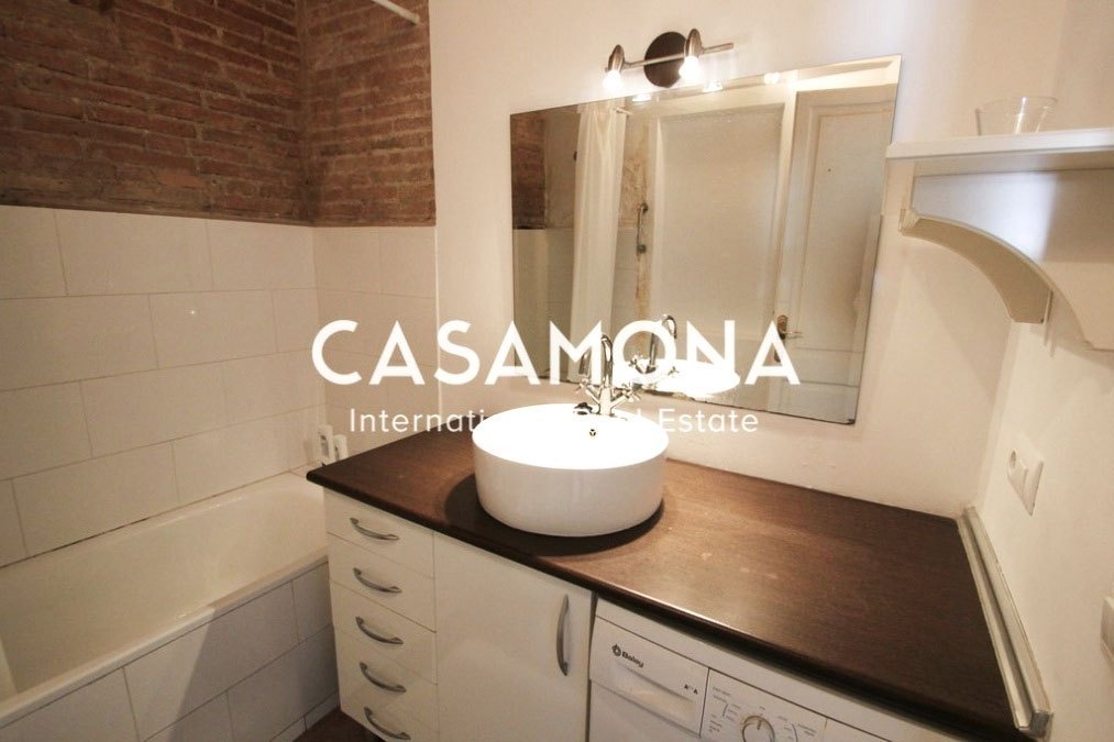 Charming Barceloneta Apartment with Port Vell Views, Natural Light & Opening Galería
