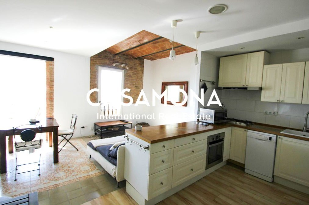 Apartament encantador a la Barceloneta amb vistes al Port Vell, llum natural i galeria oberta