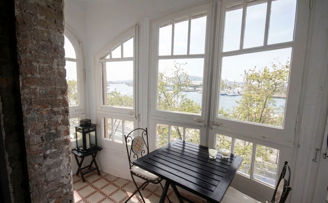 Charmant appartement Barceloneta avec vue sur Port Vell, lumière naturelle et galería ouverte.