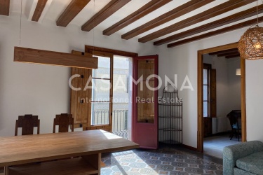 Spacious 3 Bedroom Apartment in El Born with Traditional Features
