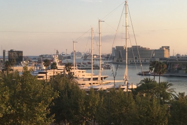 Moderno apartamento con vistas al puerto, a los yates de lujo y al Tibidabo