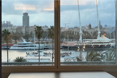 Modern appartement met uitzicht op de haven, de luxe jachten en Tibidabo