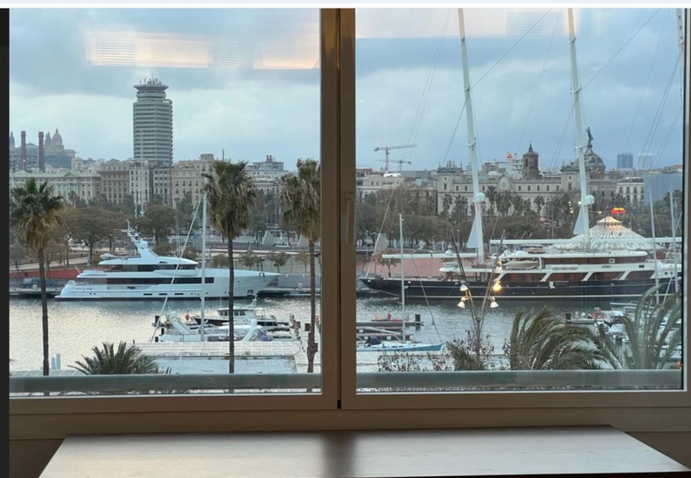 Moderne lejlighed med udsigt over havnen, luksusyachter og Tibidabo