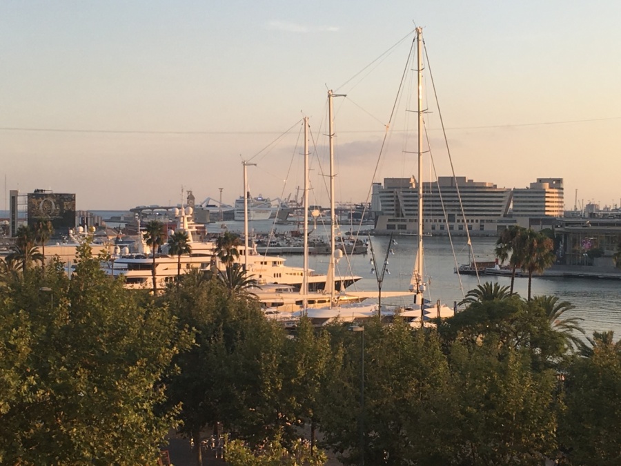 Moderne lejlighed med udsigt over havnen, luksusyachter og Tibidabo