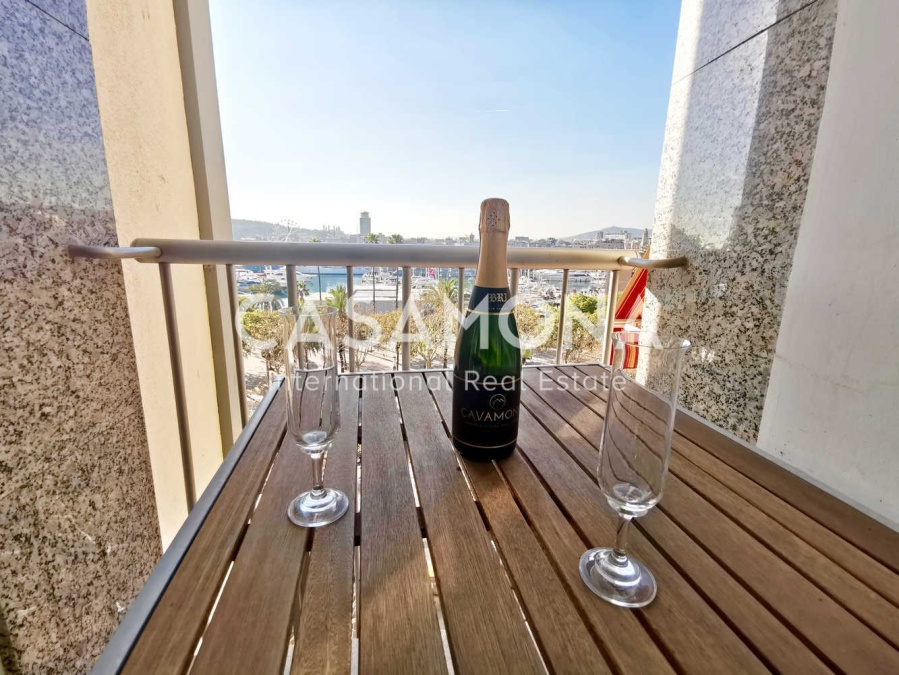 Moderno apartamento con vistas al puerto, a los yates de lujo y al Tibidabo