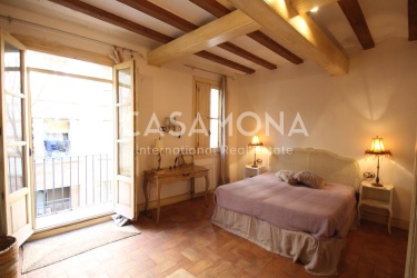 Recently Renovated and Authentic 1 Bedroom Apartment in Raval