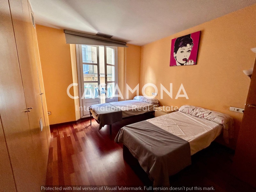 2 Bedroom Apartment in a Traditional Building in El Born with Balcony