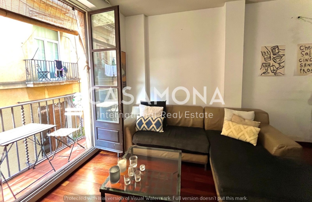 2 Bedroom Apartment in a Traditional Building in El Born with Balcony
