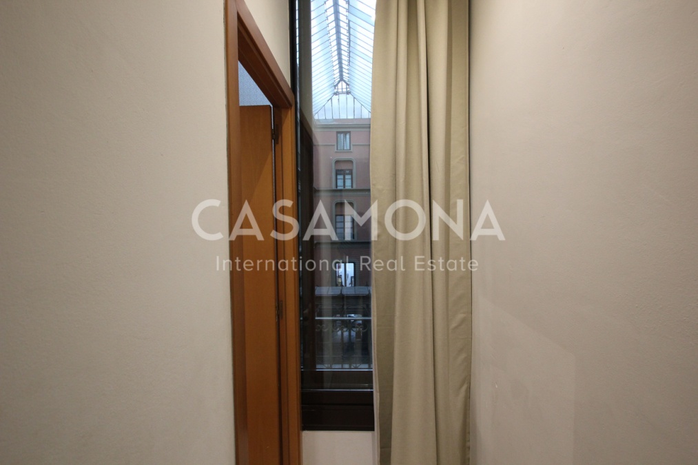 Acogedor estudio con ascensor, balcón y vistas a Plaza Reial Acogedor estudio con ascensor, balcón y vistas a Plaza Reial