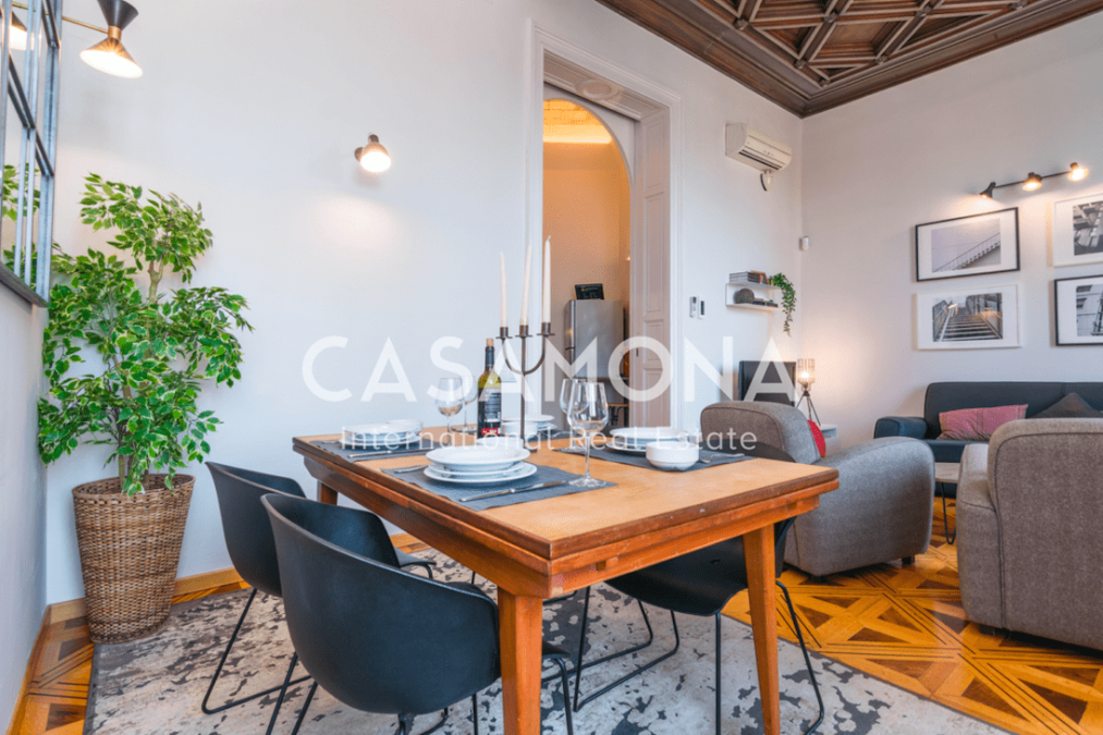Elegante 2 Zimmer-Wohnung mit Balkon und schönen restaurierten Bodenbelag Elegante 2 Zimmer-Wohnung mit Balkon und schönen restaurierten Bodenbelag