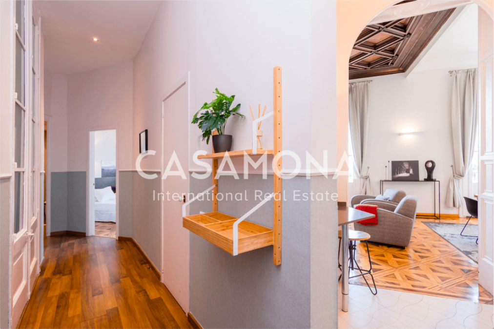 Elegante apartamento de 2 dormitorios con balcón y hermosos restaura suelos Elegante apartamento de 2 dormitorios con balcón y hermosos restaura suelos