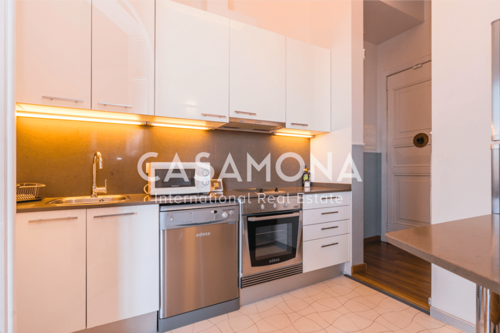 Elegante 2 Zimmer-Wohnung mit Balkon und schönen restaurierten Bodenbelag Elegante 2 Zimmer-Wohnung mit Balkon und schönen restaurierten Bodenbelag