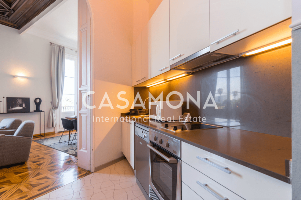 Elegante apartamento de 2 dormitorios con balcón y hermosos restaura suelos Elegante apartamento de 2 dormitorios con balcón y hermosos restaura suelos