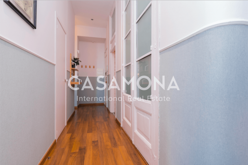 Elegante apartamento de 2 dormitorios con balcón y hermosos restaura suelos Elegante apartamento de 2 dormitorios con balcón y hermosos restaura suelos