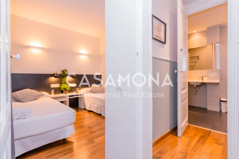 Elegante 2 Zimmer-Wohnung mit Balkon und schönen restaurierten Bodenbelag Elegante 2 Zimmer-Wohnung mit Balkon und schönen restaurierten Bodenbelag