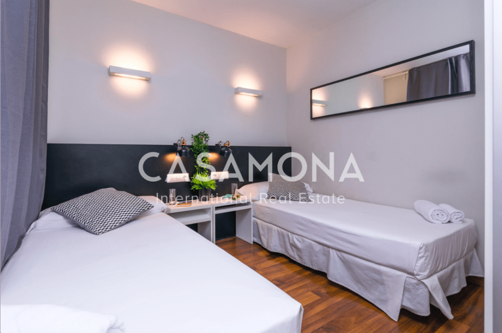 Elegante apartamento de 2 dormitorios con balcón y hermosos restaura suelos Elegante apartamento de 2 dormitorios con balcón y hermosos restaura suelos