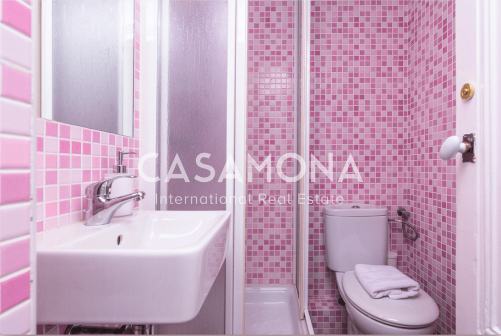 Elegante apartamento de 2 dormitorios con balcón y hermosos restaura suelos Elegante apartamento de 2 dormitorios con balcón y hermosos restaura suelos