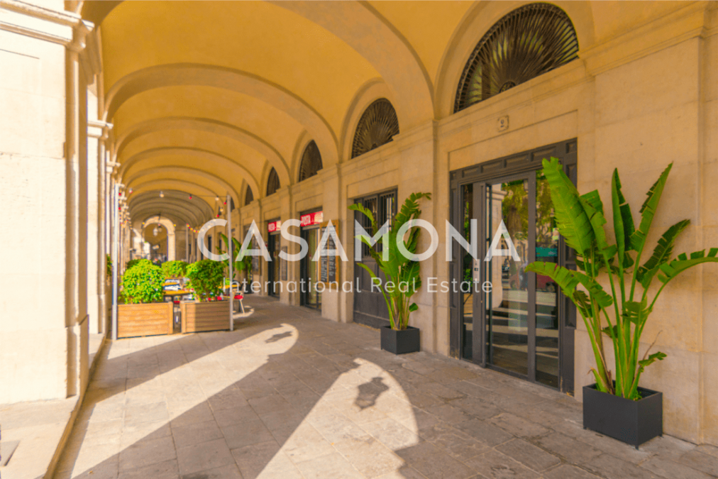 Elegante apartamento de 2 dormitorios con balcón y hermosos restaura suelos Elegante apartamento de 2 dormitorios con balcón y hermosos restaura suelos