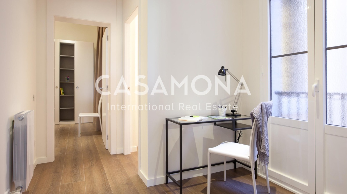 Luxurious 3 Bedroom Apartment with a Balcony in Barceloneta