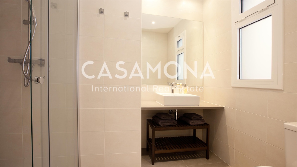 Luxurious 3 Bedroom Apartment with a Balcony in Barceloneta