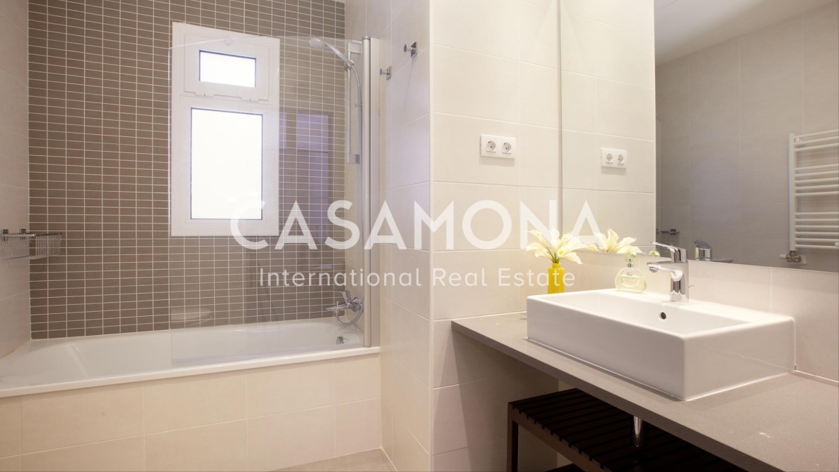 Luxurious 3 Bedroom Apartment with a Balcony in Barceloneta