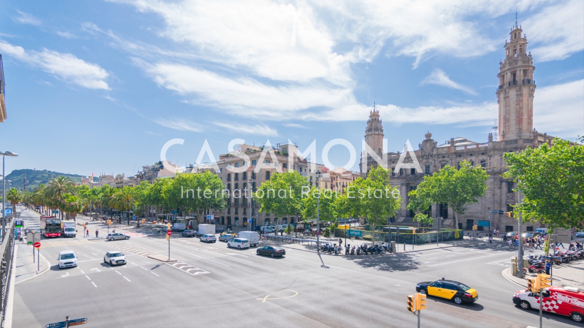 Luxurious 3 Bedroom Apartment with a Balcony in Barceloneta
