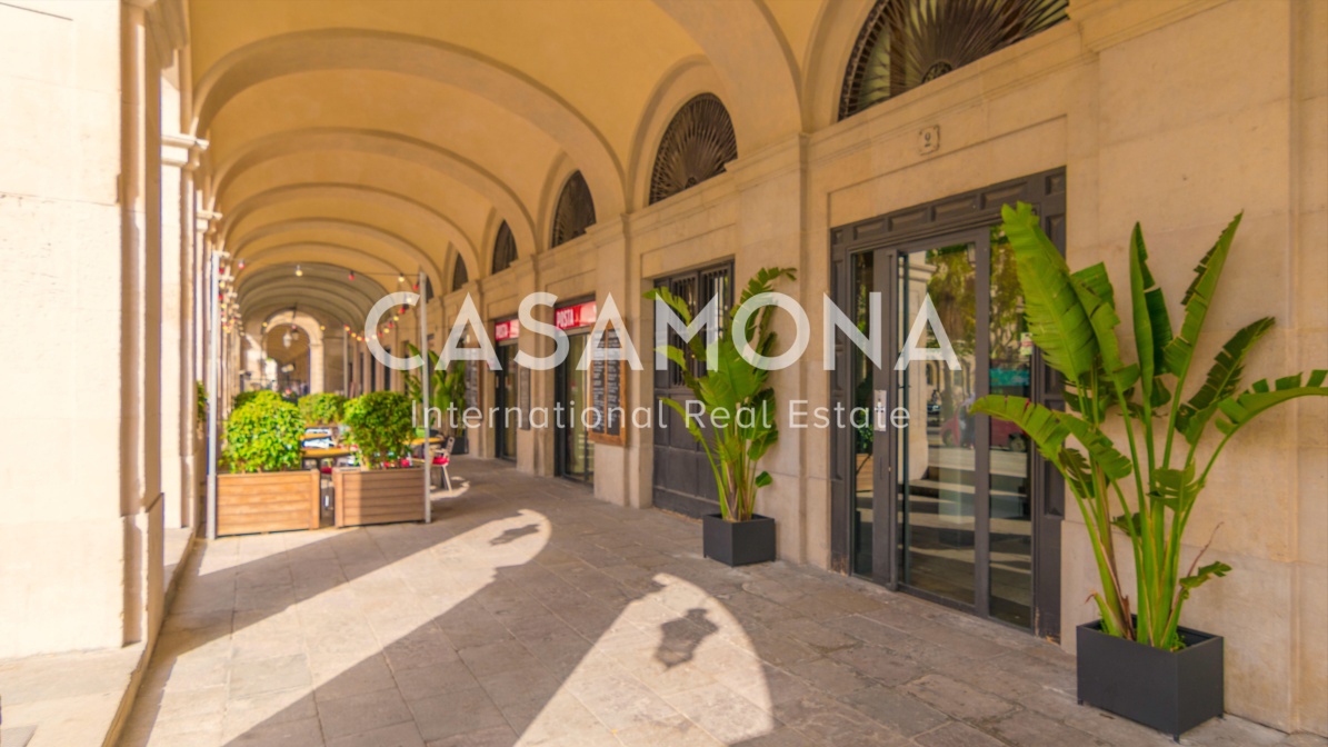 Luxurious 3 Bedroom Apartment with a Balcony in Barceloneta