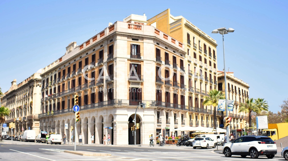 Luxurious 3 Bedroom Apartment with a Balcony in Barceloneta