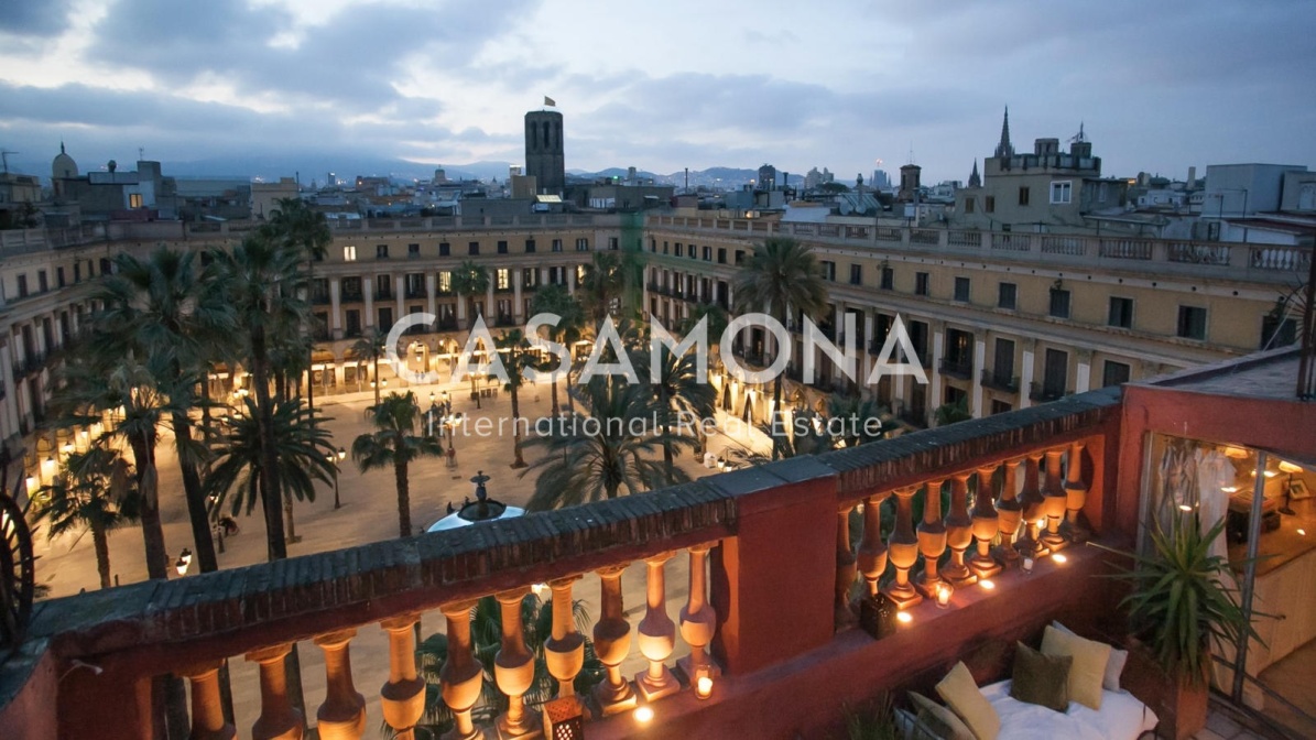 Luxós pis amb terrassa privada, ascensor i boniques vistes a la Plaça Reial