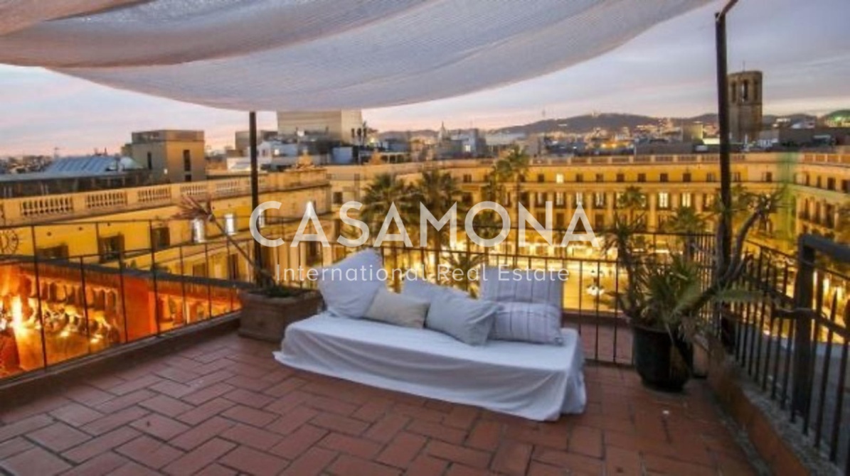Luxurious Apartment with Private Terrace, Elevator and Beautiful Views on Plaça Reial