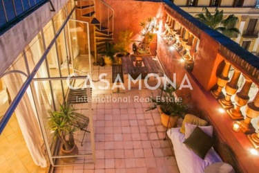 Lujoso Apartamento con Terraza Privada, Ascensor y Hermosas Vistas a la Plaça Reial
