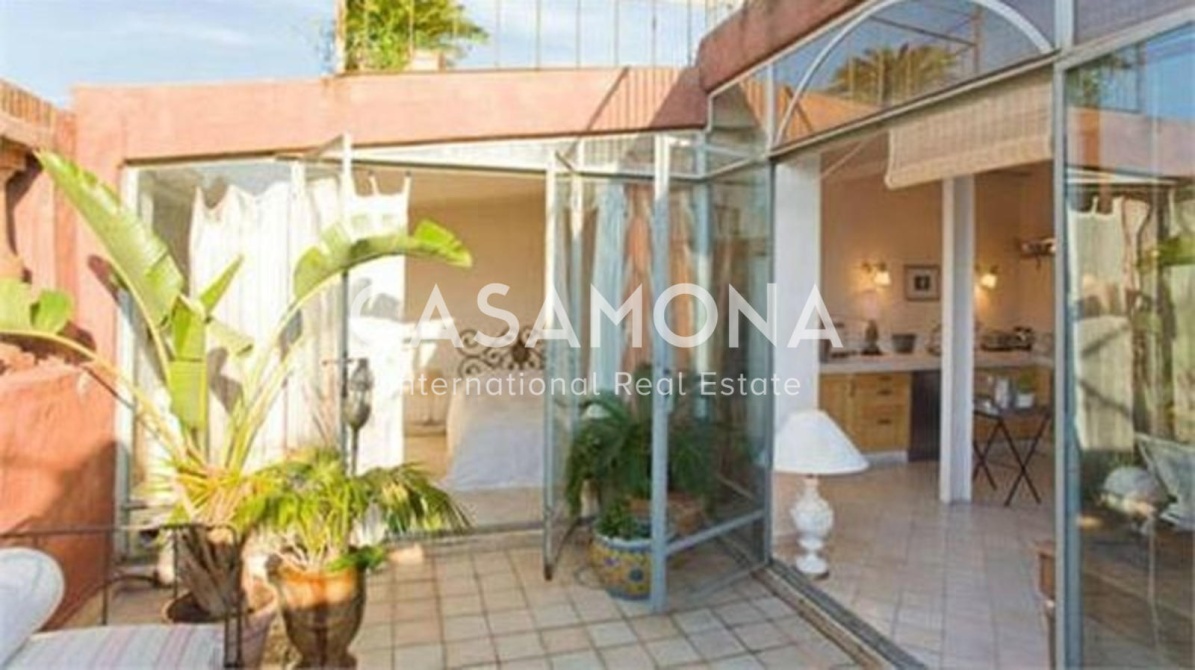 Luxurious Apartment with Private Terrace, Elevator and Beautiful Views on Plaça Reial