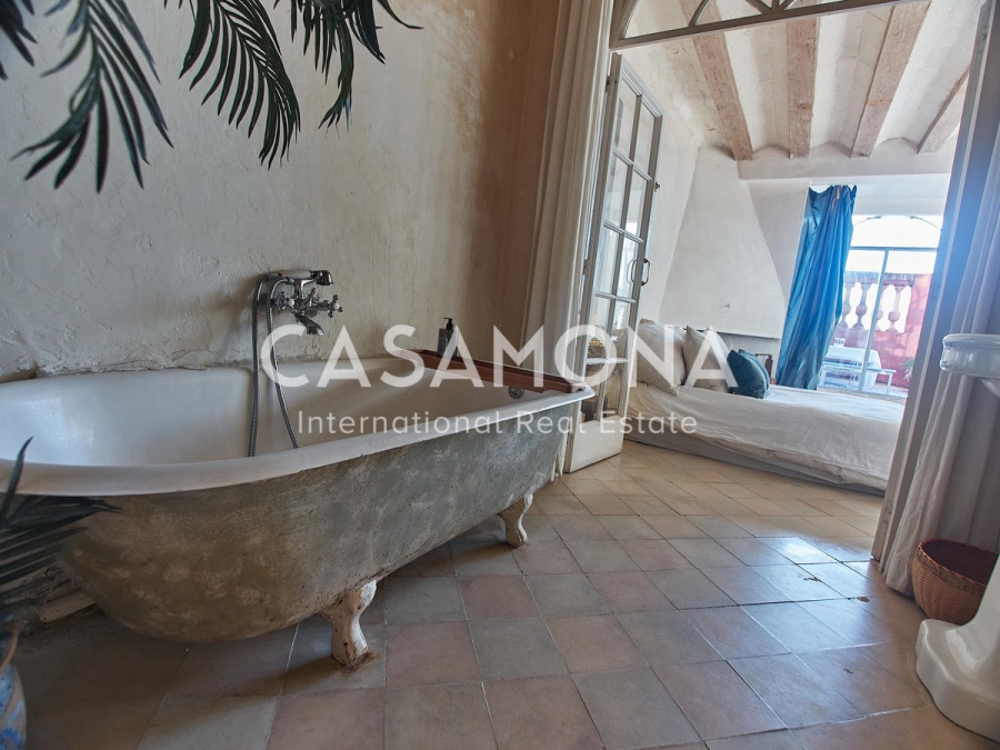 Luxurious Apartment with Private Terrace, Elevator and Beautiful Views on Plaça Reial