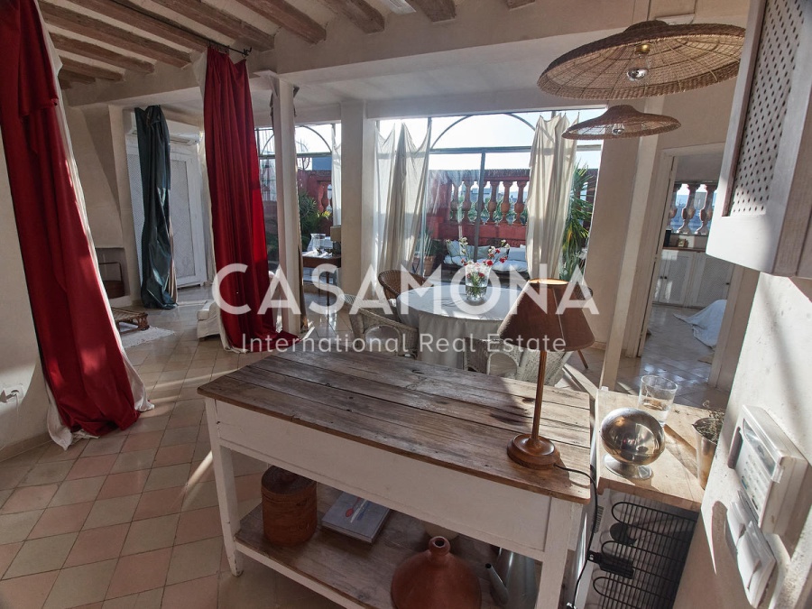 Luxurious Apartment with Private Terrace, Elevator and Beautiful Views on Plaça Reial