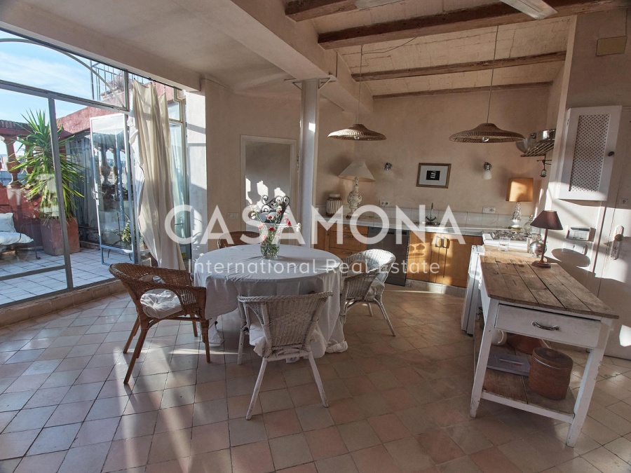 Luxurious Apartment with Private Terrace, Elevator and Beautiful Views on Plaça Reial