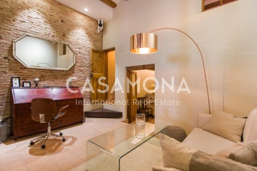(SOLD) 3 Bedroom Apartment with Roman Stone Walls - Duplex Loft in El Gòtic