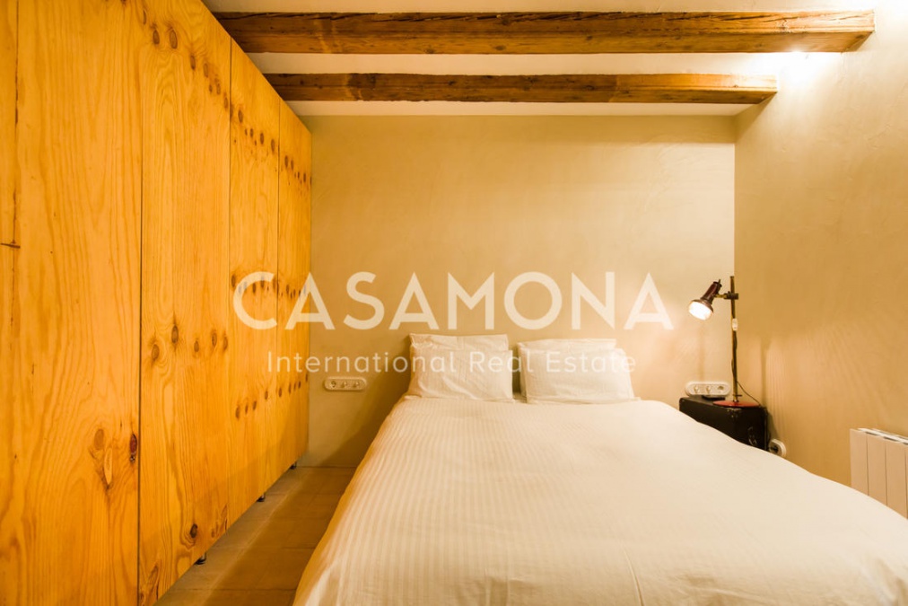 (SOLD) 3 Bedroom Apartment with Roman Stone Walls - Duplex Loft in El Gòtic