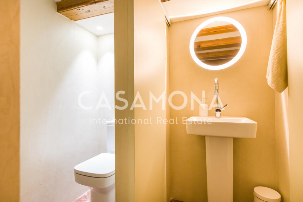 (SOLD) 3 Bedroom Apartment with Roman Stone Walls - Duplex Loft in El Gòtic