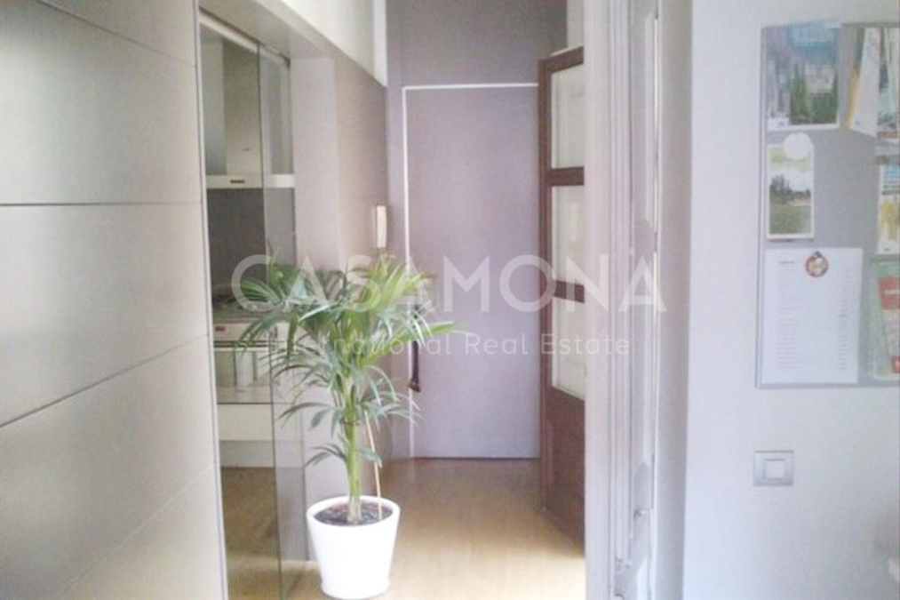 (VENDU) Appartement spacieux et lumineux de 3 chambres avec balcon dans l’Eixample