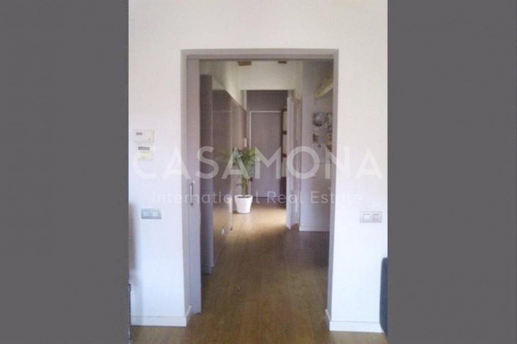 (VENDU) Appartement spacieux et lumineux de 3 chambres avec balcon dans l’Eixample