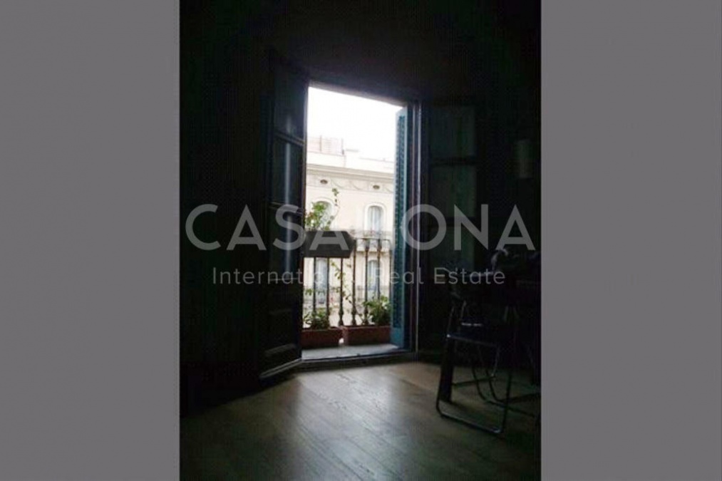 (VERKAUFT) Geräumige und helle 3-Zimmer-Wohnung mit Balkon in Eixample