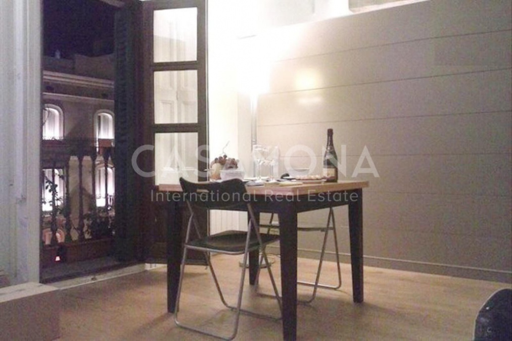 (VENDU) Appartement spacieux et lumineux de 3 chambres avec balcon dans l’Eixample