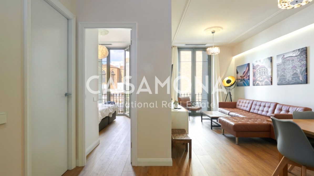 Modern 2 Bedroom Flat Next to Arc de Triomf with Touristic Licence - Investment Opportunity