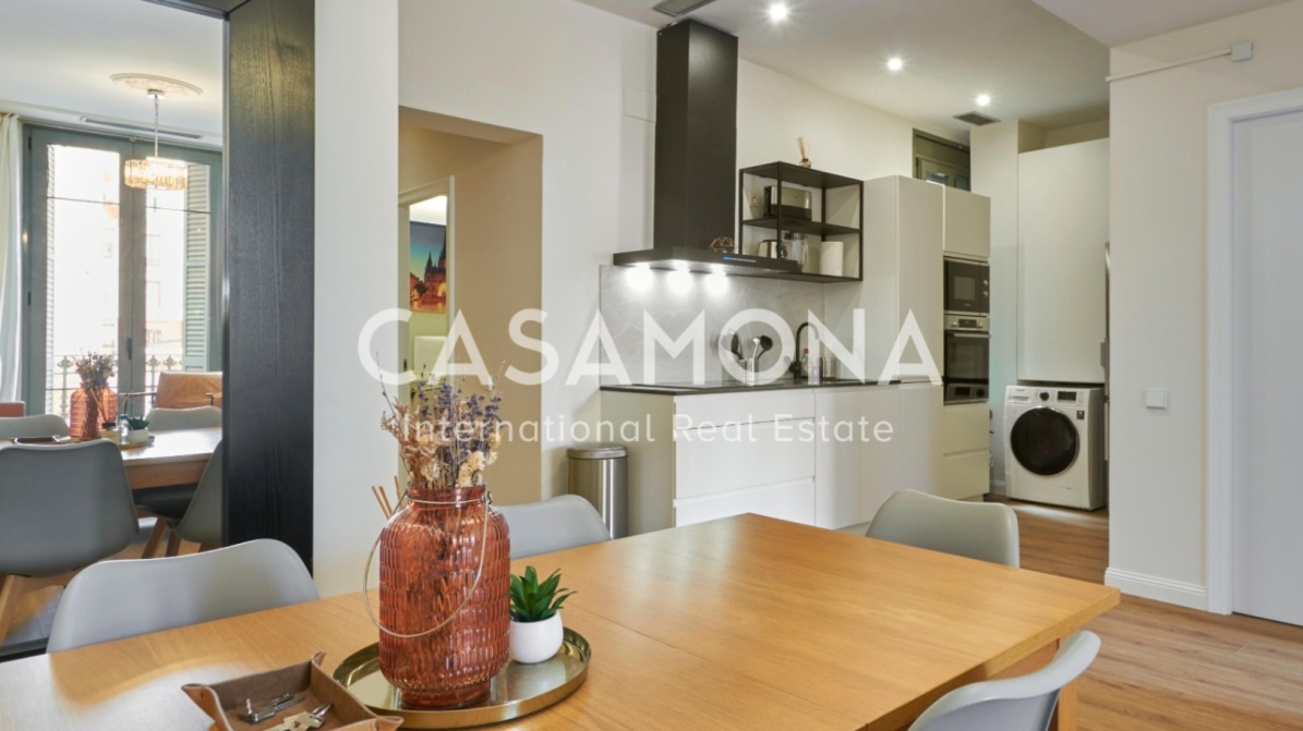Modern 2 Bedroom Flat Next to Arc de Triomf with Touristic Licence - Investment Opportunity