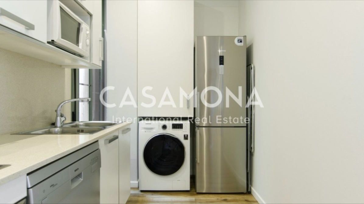 Modern 2 Bedroom Flat Next to Arc de Triomf with Touristic Licence - Investment Opportunity