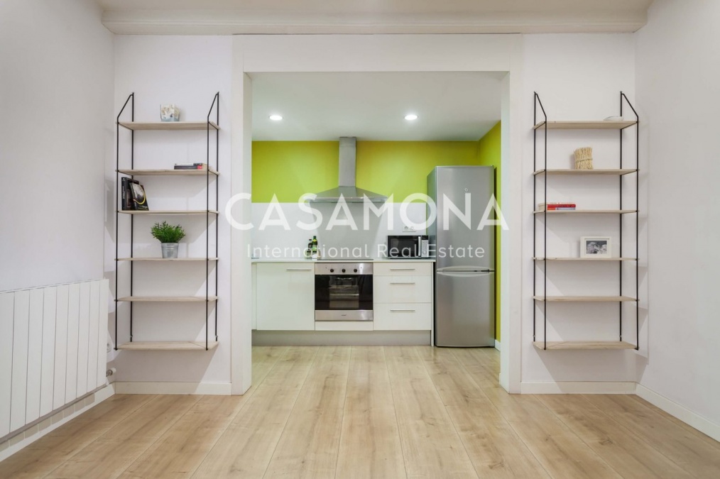 Charming 2 Bedroom Apartment with Communal Terrace and Pool in El Born