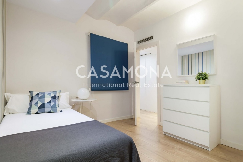 Charming 2 Bedroom Apartment with Communal Terrace and Pool in El Born